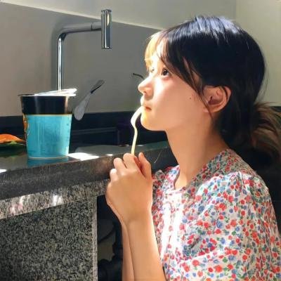 照片的她